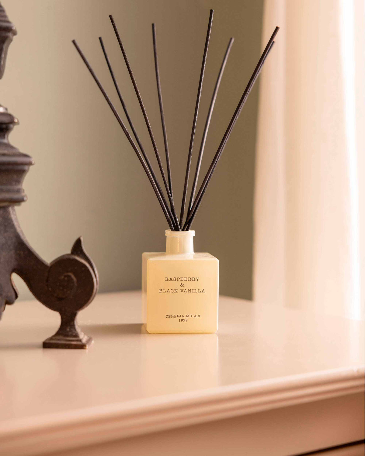 Diffusore Mikado Raspberry & Black Vanilla Cereria Mollá 100 ml – ambientazione